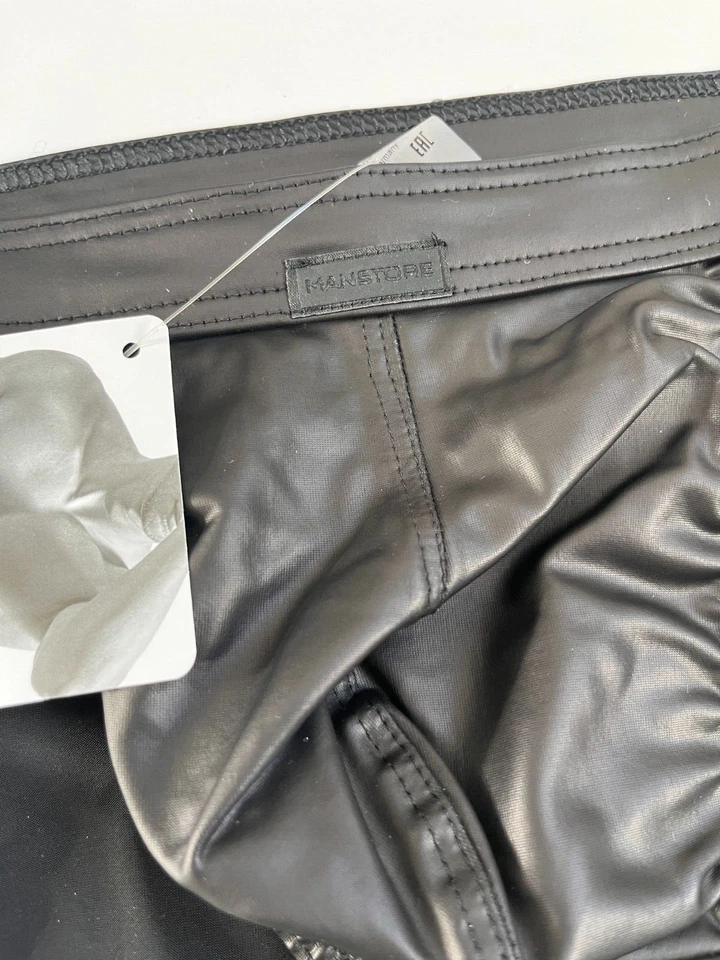 Cueca Manstore M2319 Tamanho M: Nova Imitação de Couro Preta - Imagem 3 de 3