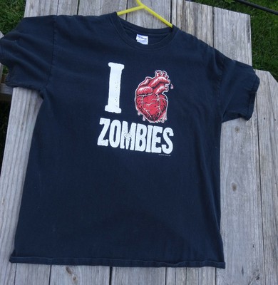 mens I heart zombies t shirt size Large 