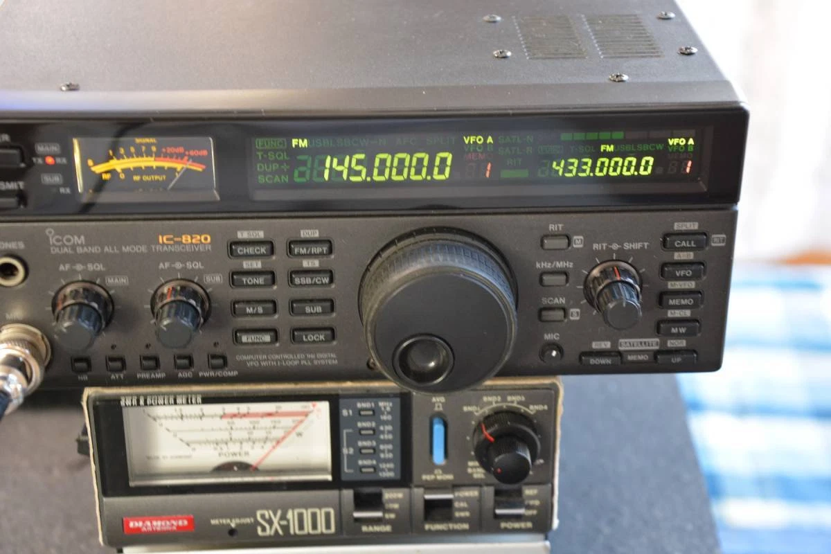 ICOM IC-820 144/430MHz All Mode Transceiver Transmission and reception tested.