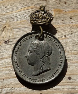 Queen-Victoria-Commemorative-Golden-Jubilee-Medal-1887-Pewter-Crowned-Pin-XFine