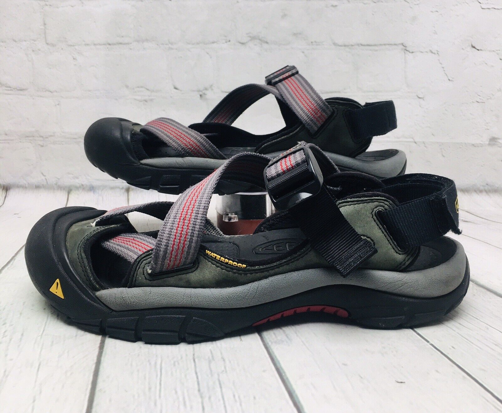 KEEN Sandali Uomo Escursionismo Sportivi Taglia 10 Grigio Rosso Cinturino Regolabile Trail CapToe