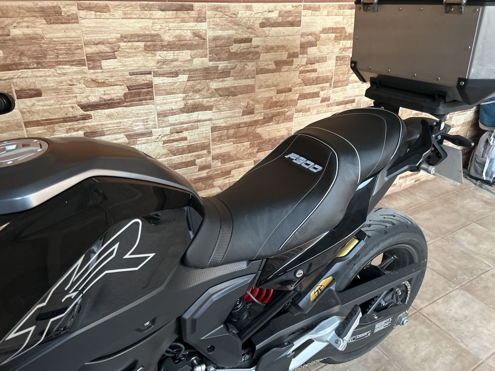 Housse de selle anti-slip Top Sellerie HSD7116 pour un meilleur grip en BMW F900XR