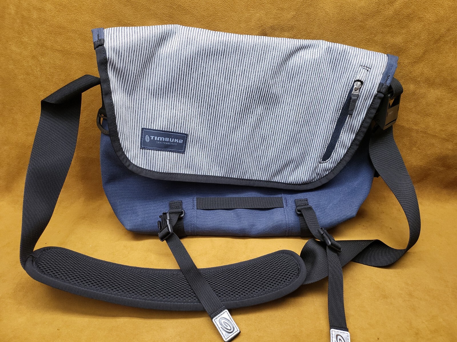 💥Timbuk2 San Francisco Mens Messenger Bag Pinstripe … Gem