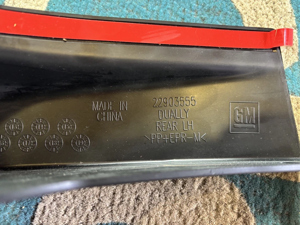 GMC Sierra 3500HD 2015-2019 doble trasero moldeado protectores contra salpicaduras 22903553 negro OEM Foto 2 de 4