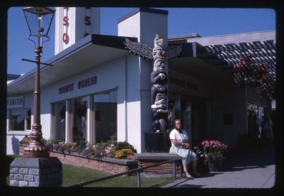 sl46 Slide 1960's ESSO Tourist Bureau Totem Pole 955a