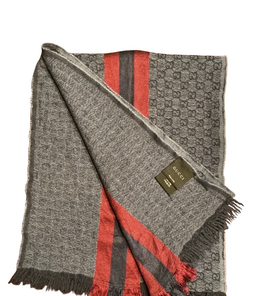 🧣 古驰 GG Monogram 羊毛和丝绸围巾 – 灰色带红色和海军蓝条纹 — 第 4/4 张图片