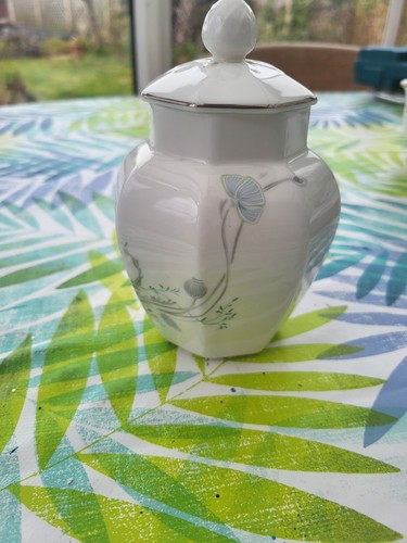 Tarro cubierto con tapa Royal Doulton Moonflower Bone China vintage - Imagen 3 de 9
