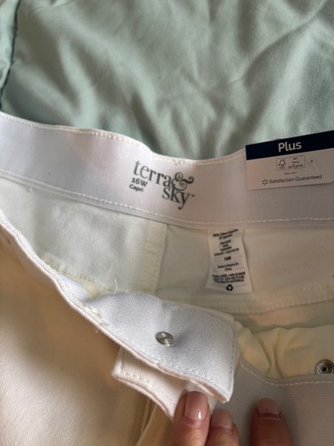 Terra & Sky Women’s Plus Size Skinny Distressed Denim Capris With Roll Cuff NWT - Picture 3 of 8