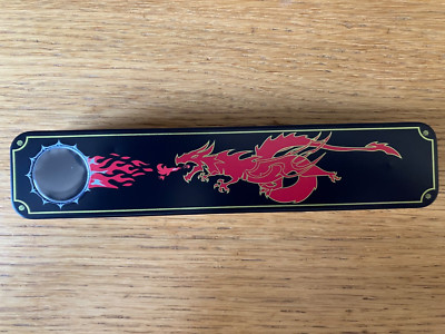 D&D 7tlg Würfel Set Aufbewahrungskoffer ~ Metall Rot Drache Design Schaufenster DnD RPG