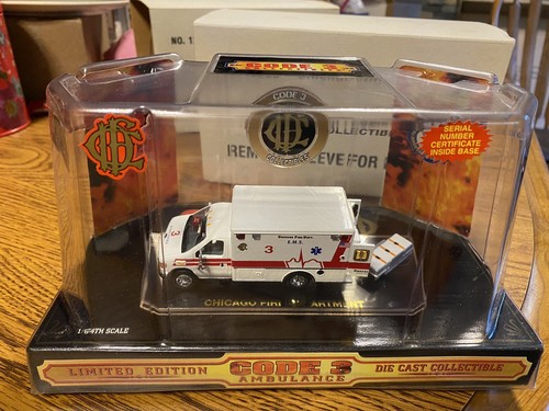 Code 3 Chicago E-350 - 3 Ambulance (12056) - new in package W SLEEVE - Picture 3 of 6