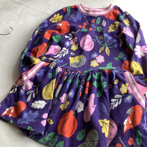 MINI BODEN kuscheliges Sweatshirt-Kleid Alter 5-6 Jahre lila Waldmuster