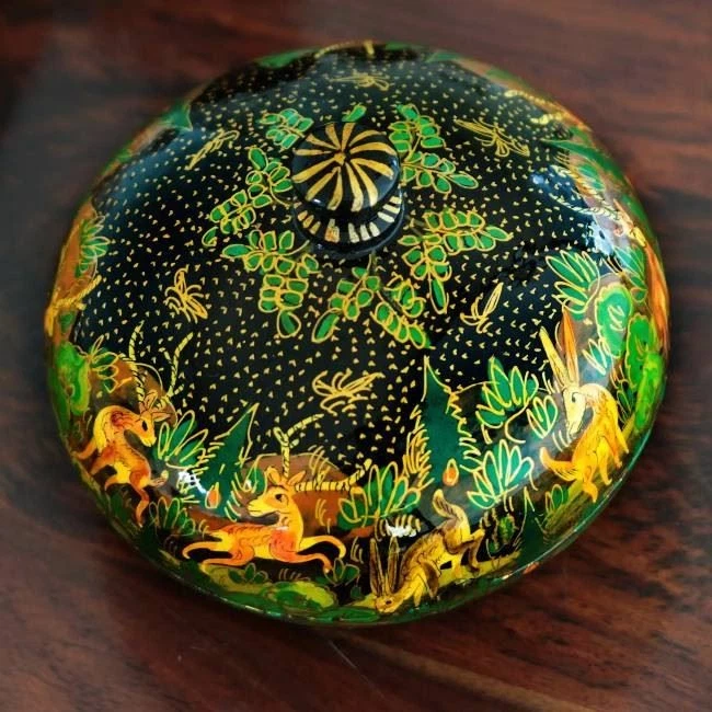 Caixa decorativa Novica feita à mão cena da selva em papel machê preto - Imagem 4 de 4