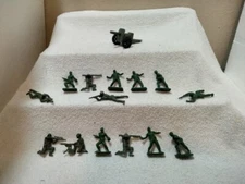 Vintage Tim Mee US Army 4 1/2"L Cannon  Howitzer & 14 (2 1/4" Tall) Soldier Lot