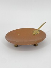* MAŁA PÓŁKA NA MISKĘ ZE STOPAMI MŁOTKOWANA MIEDZIANA MOSIĄDZ RĘCZNIE ROBIONA VINTAGE