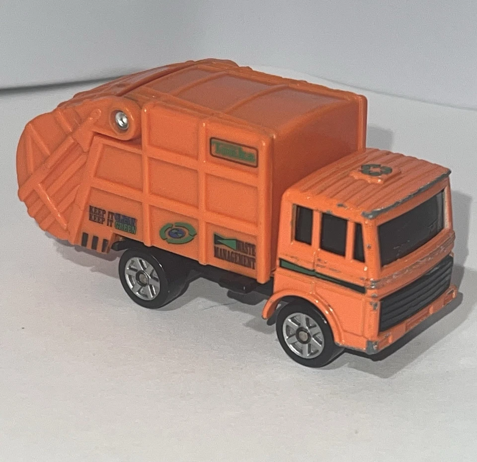 TONKA HASBRO - 2000 DIE CAST SANITATION/WASTE MANAGEMENT/GARBAGE ORANGE TRUCK - Image 2 of 4
