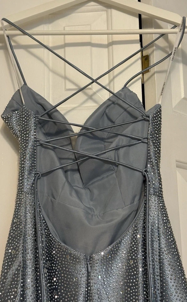 Vestido de graduación Sherri Hill talla 2 azul con adornos plateados Foto 3 de 4