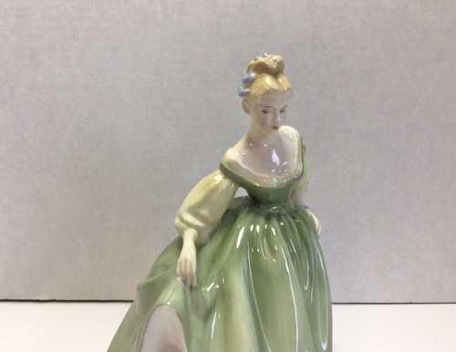 Estatuilla de colección Royal Doulton 1962 Fair Lady HN 2193 Bone China firmada pintada a mano - Imagen 5 de 11