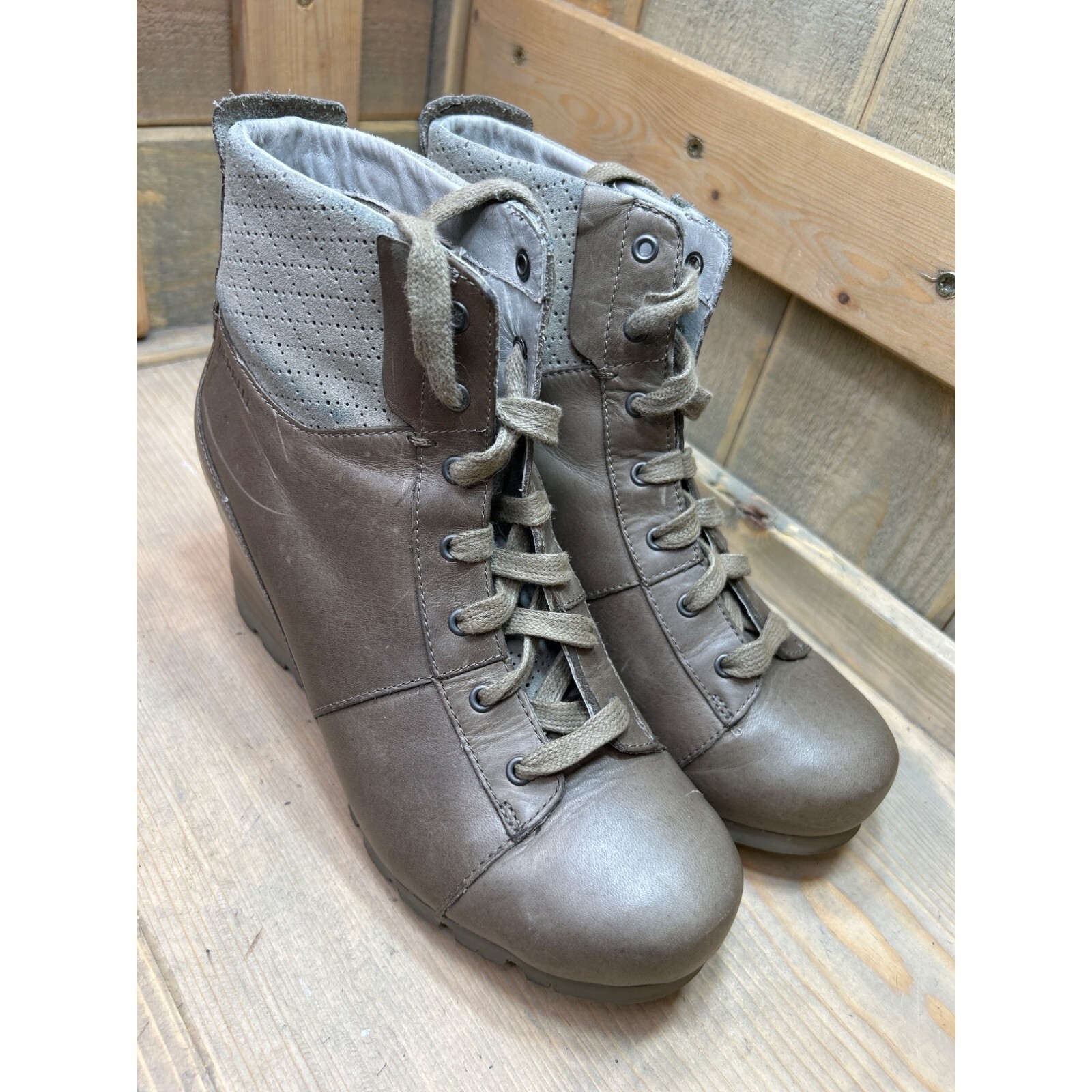 Merrell Womens Wedge Ankle Boots Size Khaki Gray Leather Suede