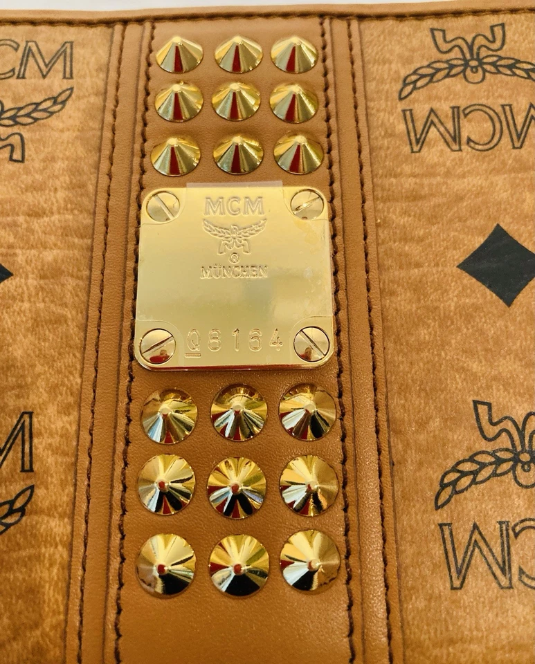 AUTÉNTICA PULSERA/CARTERA MCM VISETOS TACHONADA CREMALLERA GRANDE ALREDEDOR COÑAC ¡¡NUEVA SIN ETIQUETAS!!! Foto 4 de 4