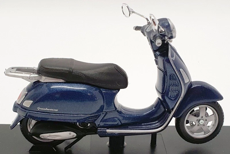 Maisto 1/18 Scale Model Scooter 39540 - 2003 Vespa Grandturismo — 第 3/4 张图片