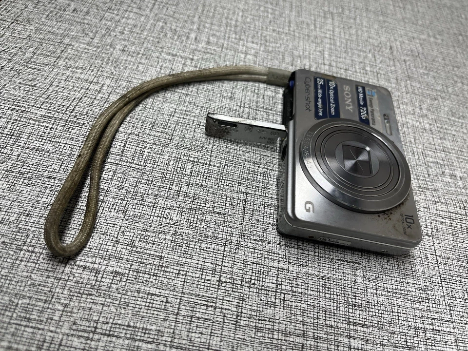 Sony Cyber-shot DSC-W690 16.1MP Digital Camera - Silver DAMAGED BATTERY DOOR - Image 3 of 4
