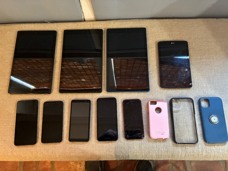 Lot of tablets and iPhones non functioning