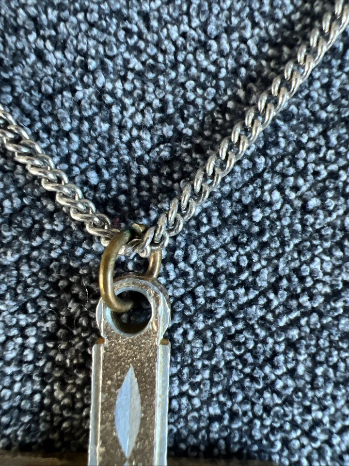 "Colgante Cruz Vintage y Cadena Avon 19"" Diseño Grabado Plateado 2"" Acentos Tono Dorado" Foto 3 de 4