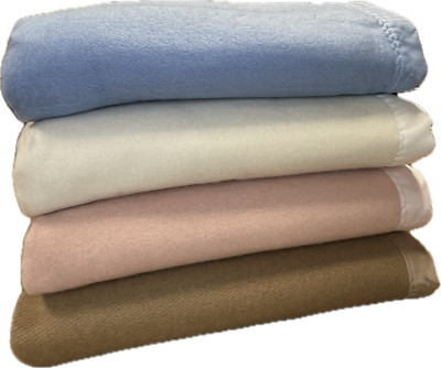 Traditionelle feste Decke aus 100 % Acryl mit Bandborte in 4 Farben erhältlich