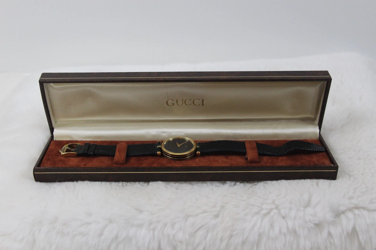 Montre Gucci vintage femme ceinture dorée noire ne fonctionne pas non testée en l'état
