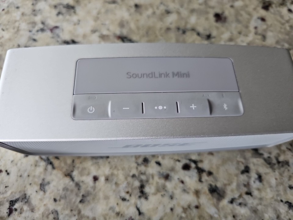 Bose SoundLink Mini II Bluetooth Speaker System Silver Charging Base