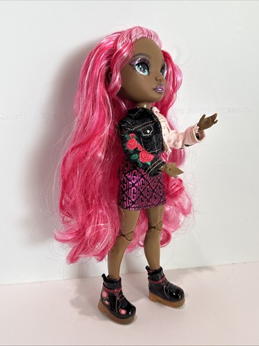 Muñeca de Moda Articulada Rainbow High Daria Roselyn Rose Serie 3 con Traje - Imagen 2 de 9