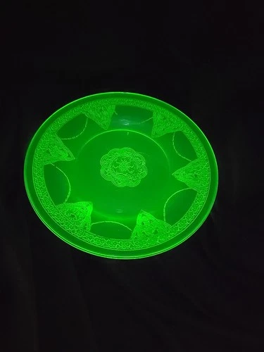 Vintage Federal Georgian LoveBirds Green Uranium Glass 8.5" Salad Luncheon Plate