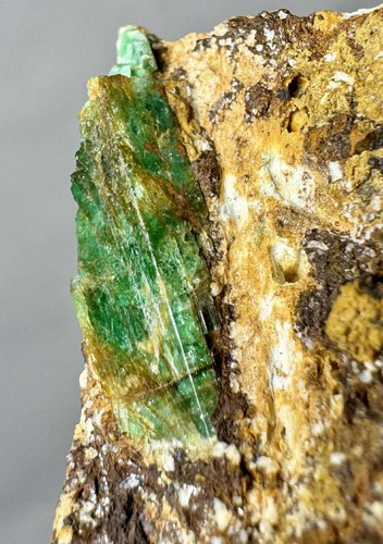 Cristal esmeralda verde superior de 12 gramos en matriz de Panjshir de @AFG - Imagen 5 de 5