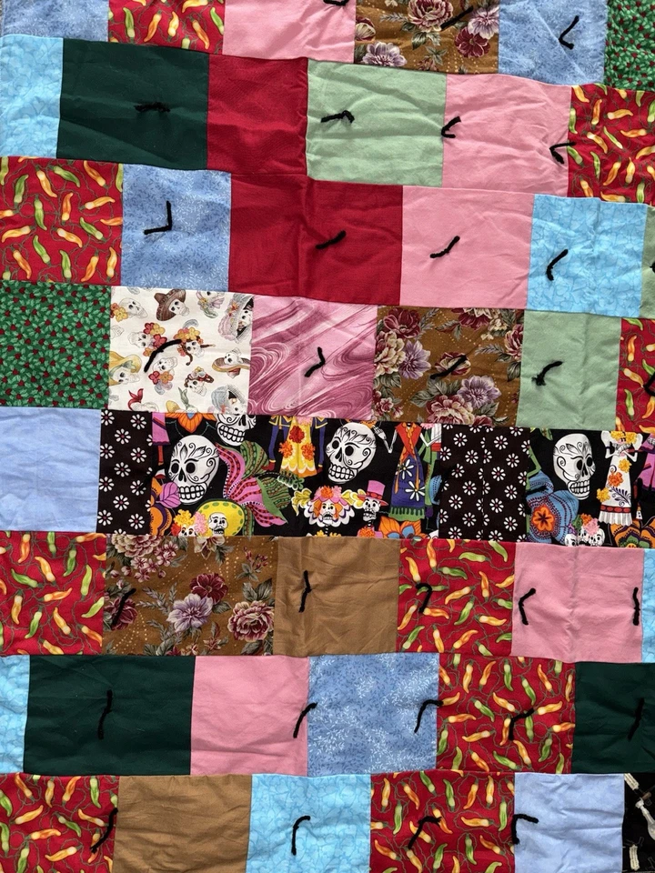 "Edredón de cuna de retazos de día de muertos y pimientos hecho a mano con calavera atada 61""x46""" Foto 2 de 4