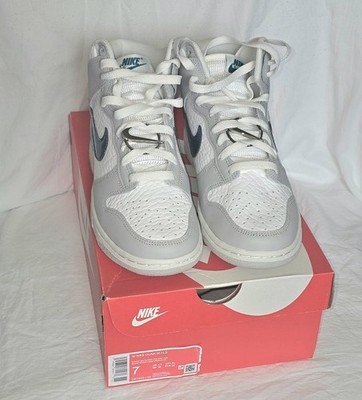 WMNS NIKE DUNK HIGH FLS WHITE-LIGHT GREY-TEAL METALLIC SZ 7 [DR7855-100]