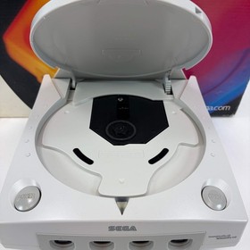 White Sega Dreamcast In Box With 2 Controllers 2 Memory Cards and 1 Rumble Pack