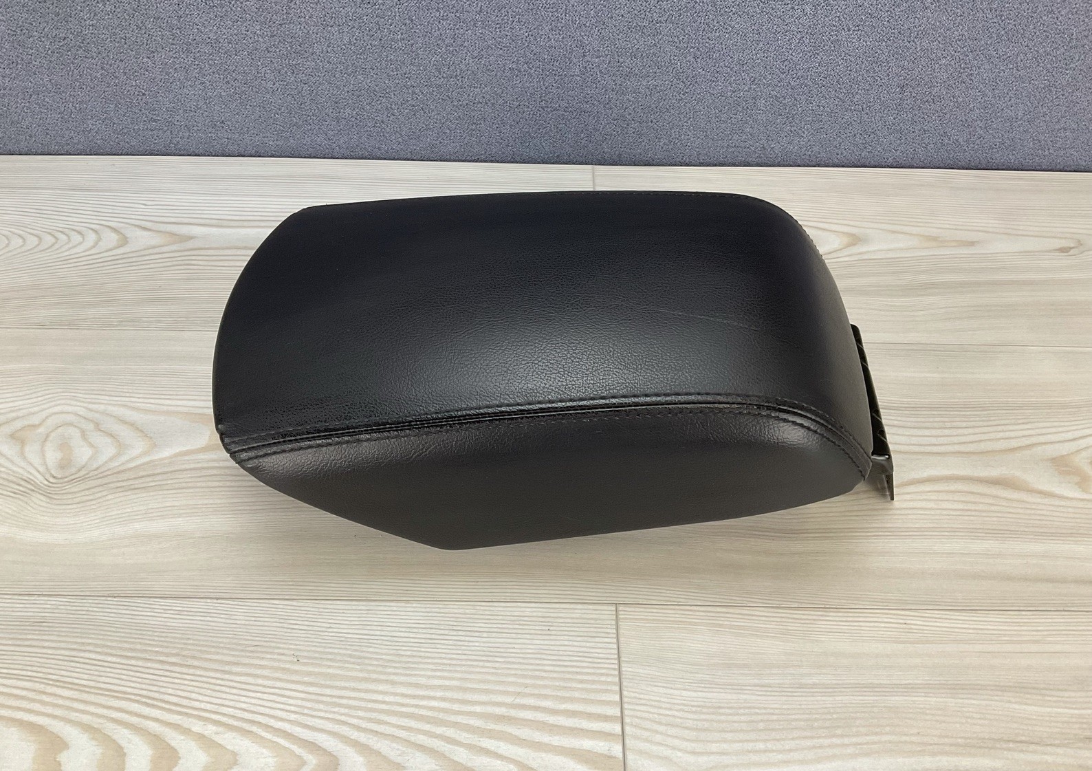 ⭐️2011-2015 Ford Explorer Center Console Lid/Armrest. Black Leather. OEM.