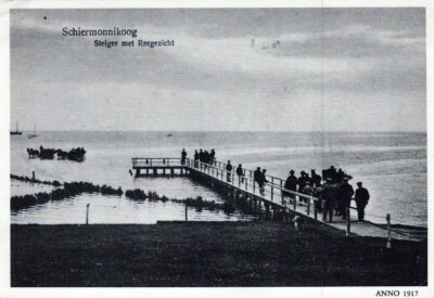 AK Schiermonnikoog Steg mit Hirschgesicht ANNO Wasserwolke Himmel Boot AA12810