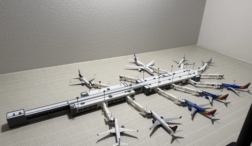 1:400 Model Airport Domestic Terminal w Functional Jet bridges (11) - Image 2 of 4