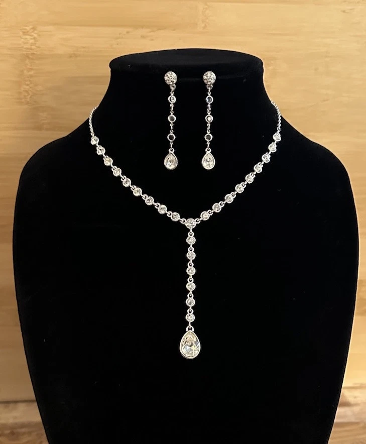 Carolee silberfarbener Diamant CZ Y Tropfen Träne Anhänger & Ohrringe Set atemberaubend!