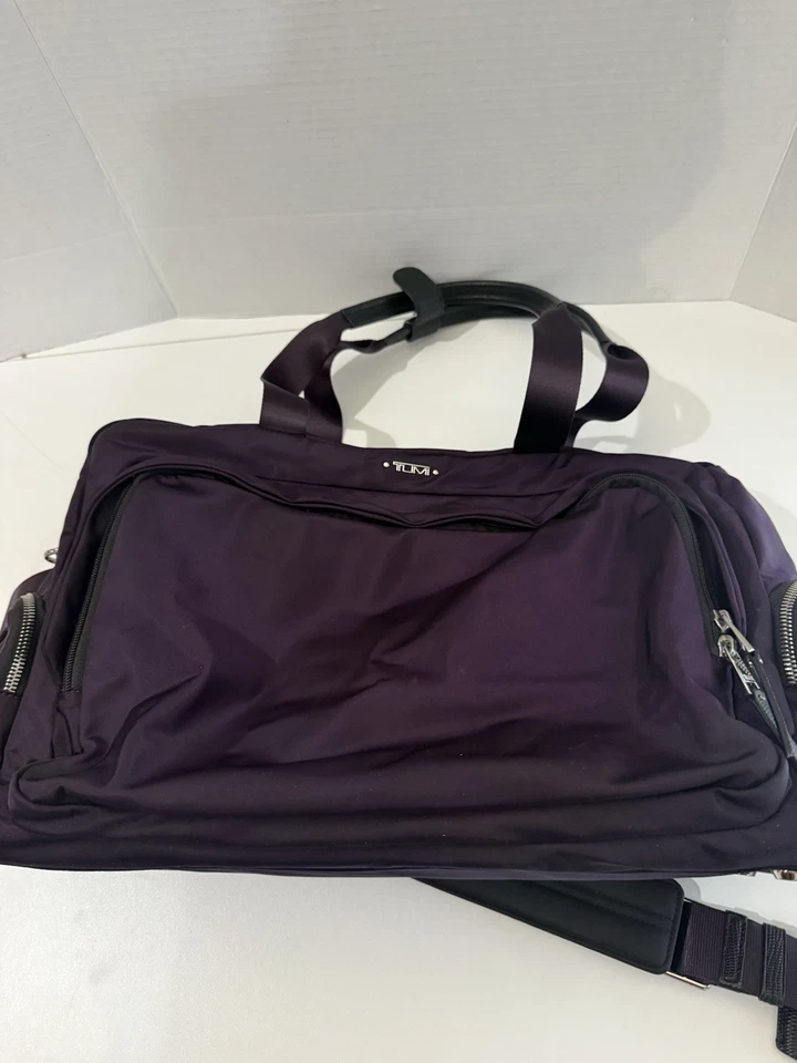 TUMI- VOYAGEUR- BOLSA TOTE MAUREN / ORIGINAL MSRP: US$ 295 roxo vibrante BlackBerry Flaw - Imagem 2 de 4