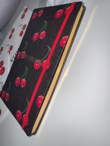 🍒 New Louis Vuitton X Murakami Cerise Cherry Jane Notebook MM 2025 🍒 SOLDOUT - Picture 2 of 14