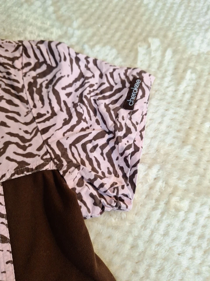 Cherokee Womens Scrub Top Sz S Pink And Brown Fun Print Two Pockets - Image 4 of 4