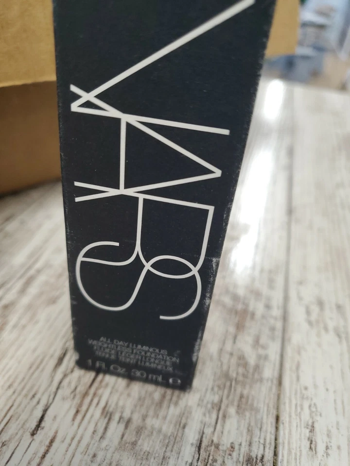 NARS ALL DAY WEIGHTLESS LUMINOUS FOUNDATION - DARK 4 - KHARTOLUM - 30ml - Image 2 of 3