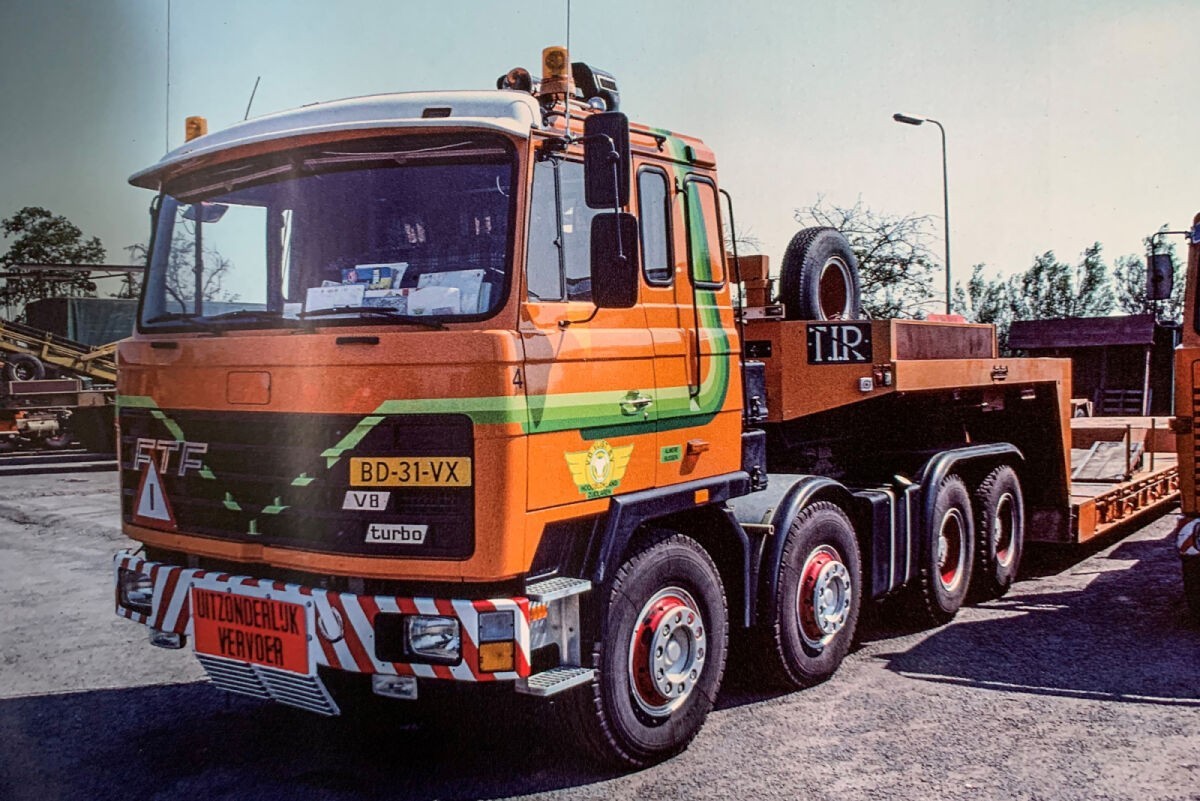 WSI 01-4452 FTF FS Tracteur Van Der Vlist avec semi surbaissée 4 essieux zamak échelle 1/50