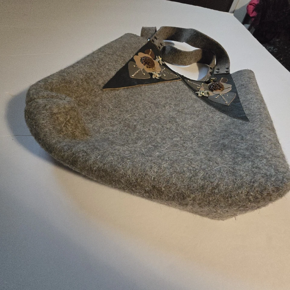 Bolso de mano hecho a mano de fieltro con apliques de cuentas de cuero de lana hervida bordado Foto 3 de 4