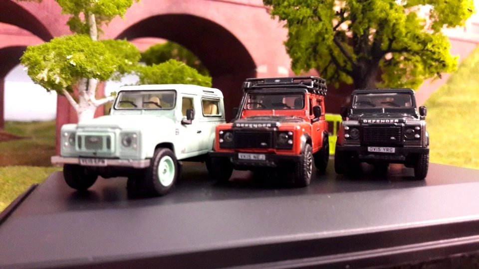 1:76 Land Rover Defender TDCi 90 Heritage Green Adventure Autobiography x3 Set - Image 2 of 4
