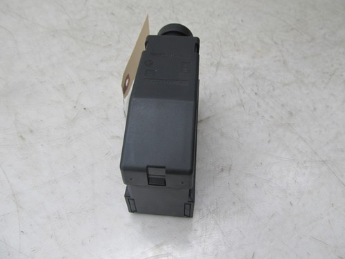 SAAB 9-3 2004-2011 FABRICANTE DE EQUIPOS ORIGINALES ASIENTO INFERIOR DERECHO CARCASA ENCHUFE DE PLÁSTICO - Imagen 4 de 9