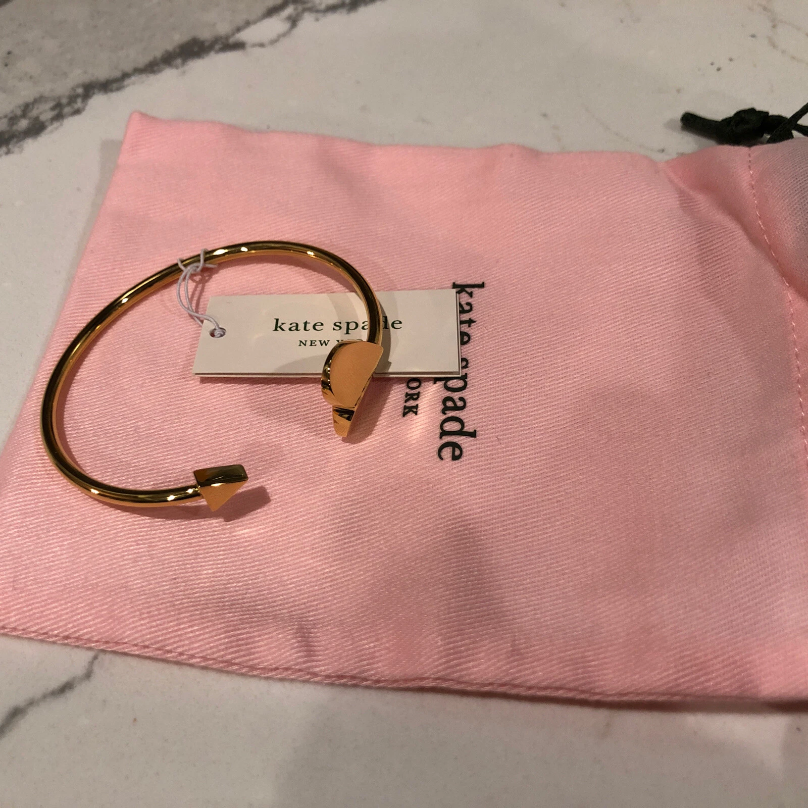 Bracciale Kate Spade metallo tono oro cuore e freccia con custodia nuovo con etichette $68