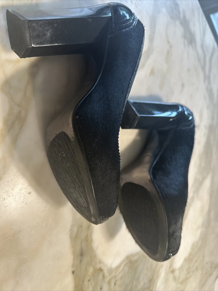 Zapatos de salón DVF Diane Von Furstenberg pelo de pony punta abierta talla 8,5 charol negro Foto 4 de 4